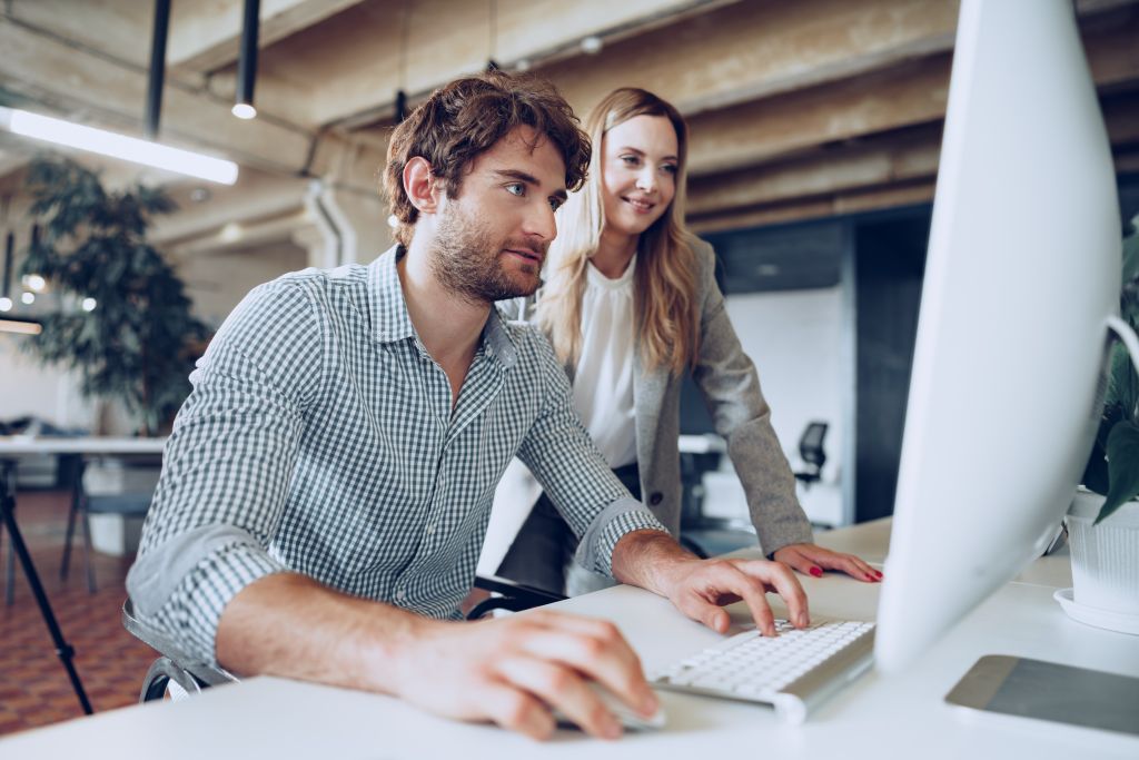 SEO speciālisti strādā pie datora